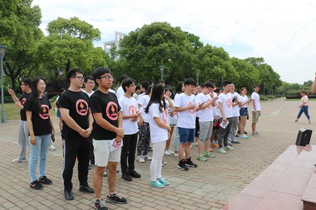 学生和教师党员队伍等待出征 点击查看原图