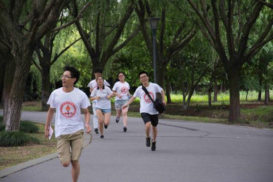 学生党员队伍在路上 点击查看原图