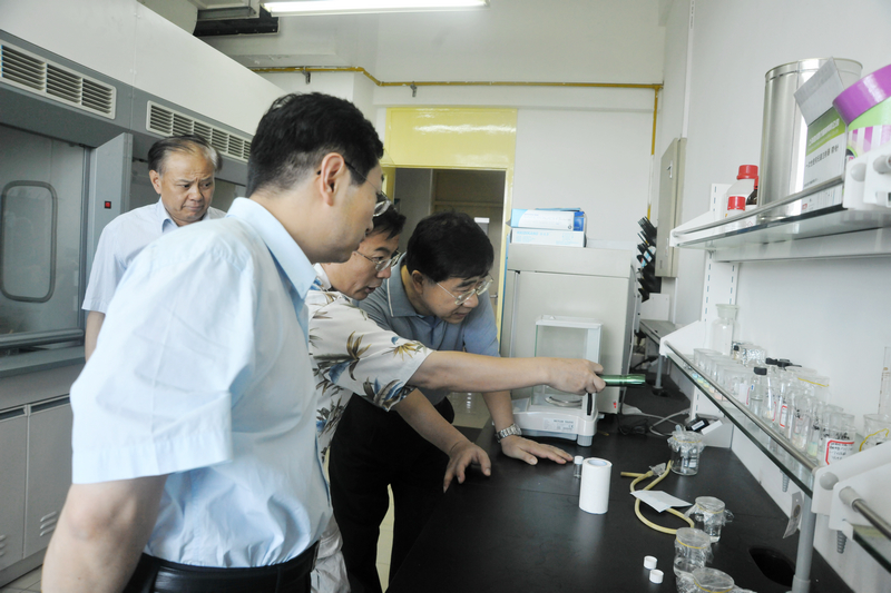 校领导在化工生物学院听取实验室建设情况介绍