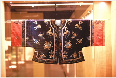 [中国旅游报等]东华大学上海纺织服饰博物馆一梭一线霓裳光影