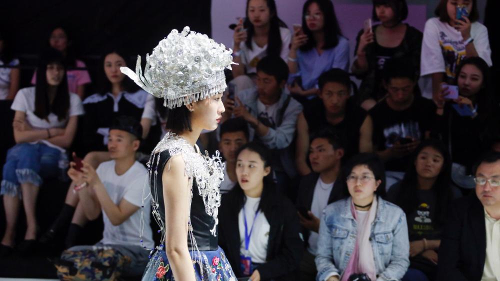 青春汇聚启迪美丽梦想,激情碰撞擦出智慧火花,科技创新驱动时尚未来。4月28日,由市教卫工作党委、市教委主办,我校承办的第三届“汇创青春”上海大学生文化创意作品展示活动(服装设计类)获奖作品展演暨颁奖典礼在上海上生·新所拉开大幕。