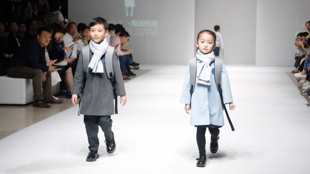 4月27日下午,由我校主办的海派时尚校服发布会在上生·新所举行。60名中小学生模特向观众展示了128套带有鲜明海派时尚和文化印记的校服,活泼泼地秀出了校服New Style。