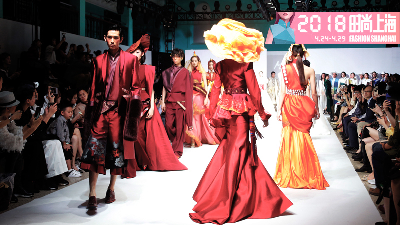 4月29日晚,伴随着马艳丽“云秀·香格里拉”系列作品的精彩秀演,为期六天的第24届上海国际服装文化节国际时装论坛暨第17届环东华时尚周在上生·新所圆满闭幕。活动现场,马艳丽“云秀·香格里拉”系列作品精彩亮相,由“蓝天白云”“青山绿水”“日月同辉”三部分组成,运用雕塑的手法、舞动的线条、夸张的视觉表现力,诠释了香格里拉民族与时尚、自然与精神、远古与现代、传统与品质的完美交融,表达了对云南美好生活和璀璨多姿的民族文化的礼赞。