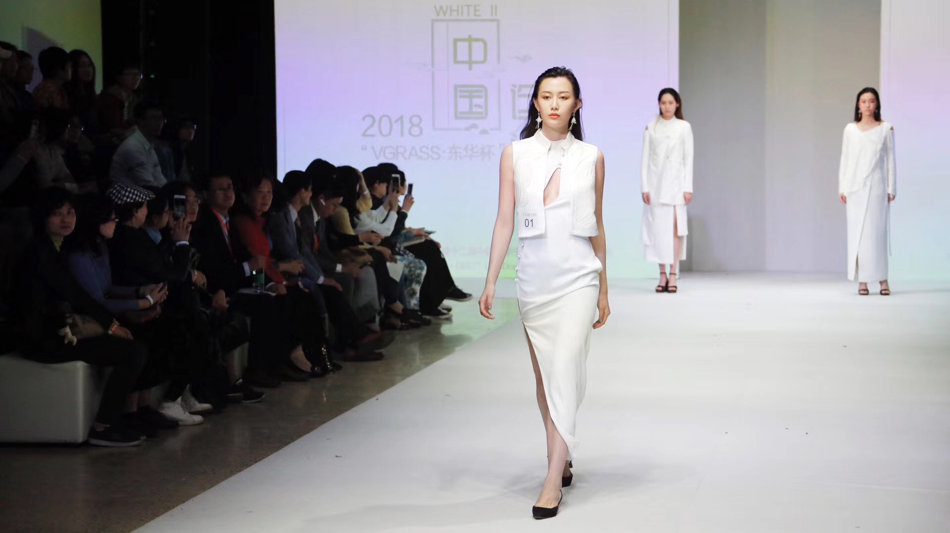 剪刀在手中翻飞,白色的布料眨眼间被裁剪成形状不一的布片,飞针走线之后,一件件精美的服装呈现在人们眼前。4月24日,2018“VGRASS·东华杯”第十二届中国大学生服装立体裁剪设计大赛在东华大学拉开序幕,经过现场操作和公开讲堂两个环节,25日,36所院校的38组参赛作品走上环东华时尚周秀场进行动态展示,接受评委和观众检阅。