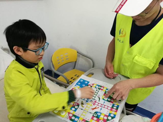 志愿者与小朋友飞行棋